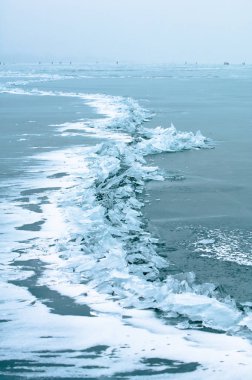 Buz-çatlamak ya da buz kırmak donmuş bir göl