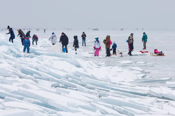 İnsanlar yürüyüş ve buz pateni donmuş Balaton Gölü
