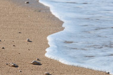 Deniz görünümü çakıl plajı ve turkuaz sakin sahne su