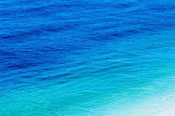 Spiaggia di ghiaia con vista mare e acqua turchese scena tranquilla — Foto Stock