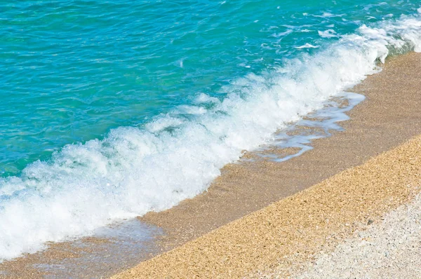 Deniz görünümü çakıl plajı ve turkuaz sakin sahne su