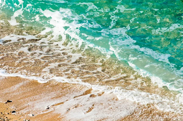 Deniz görünümü çakıl plajı ve turkuaz sakin sahne su