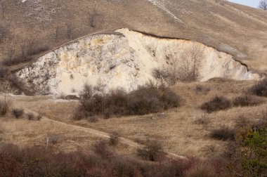 Terk edilmiş taş ocağı, bozuk manzara