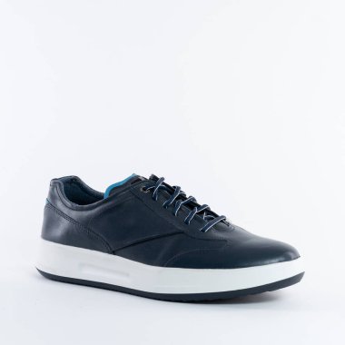 Erkekler yarı sezonda beyaz arka planda deri ayakkabılar giyerler. Tüm açıları ve diğer modelleri gör