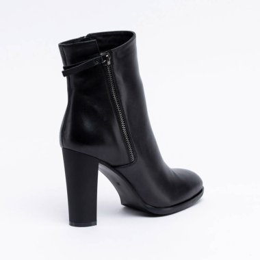 Topukta şık bir çizme. Beyaz arkaplanda.