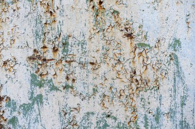 Metal bir zeminde paslı aşınma. Metalik bir yüzeyi soyan boya. Metal temel pas, dökülen boya.