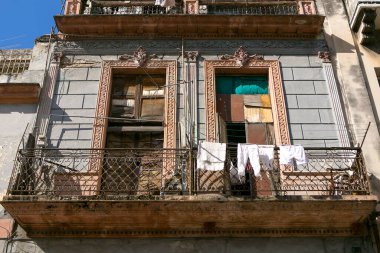 Küba 'da Havana' da eski bir apartmanda eski bir balkon çürümüş. Binanın dış tarafında kaplama kalıbı.
