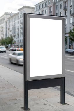Şehirdeki standart dikdörtgen ışık kutusunu düzenle. İnşaat reklamı. Uzayı kopyala Kaldırımdaki ışık kutusu geniş caddede. Arkaplan inşaatına ve karayoluna karşı.