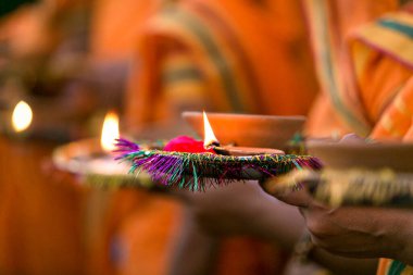 Hindu dini festivali Hindistan 'da. Tanrılara ateşli bir adak. Geleneksel Hint Şenlik Kıyafetleri. Diwali 'deki gaz lambası.