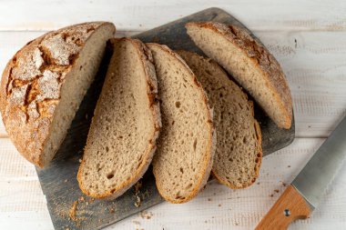 Dilimlenmiş çavdar ekmeği ve bıçak yakından.