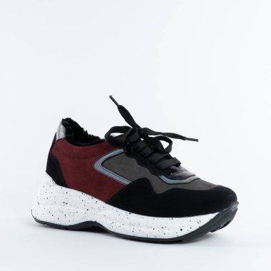 Çok renkli, şık, sıcak deri ayakkabılar. Kendi çıkarlarınız için beyaz arka planda. 