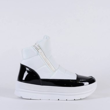 Güzel, beyaz, şık, kışın yumuşak, kadın ayak bileği çizmesi ve içinde sıcak bir kürk. 