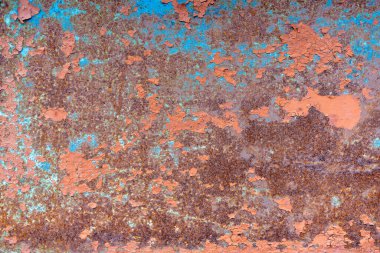Metal bir yüzeydeki kırmızı boyayı soyan bir arka plan. Eski boyanmış metal kapı. Turuncu boya metalle yırtılmış..
