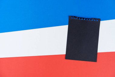 Kara Liste Sırbistan. Sırp bayrağında siyah not defteri var. Model oluştur, boşluğu, deseni, karton dokuyu kopyala.