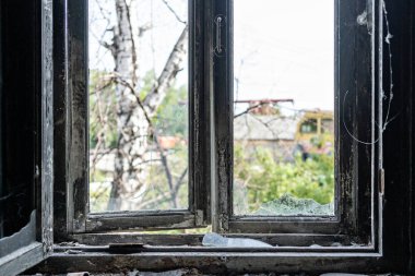 Yangından sonra kırık pencere çerçevesi