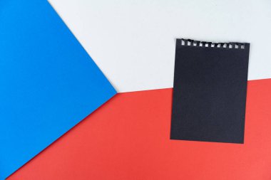 Kara Liste Çek Cumhuriyeti. Yas tutma, yasaklama, yaptırımlar, politika. Çek bayrağında siyah defter levhası var. Model oluştur, boşluğu, deseni, karton dokuyu kopyala.