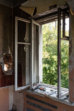 Yangından sonra kırık pencere çerçevesi
