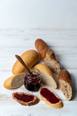 Ev yapımı reçelle farklı mini baget dilimler. Tatlı yemek..