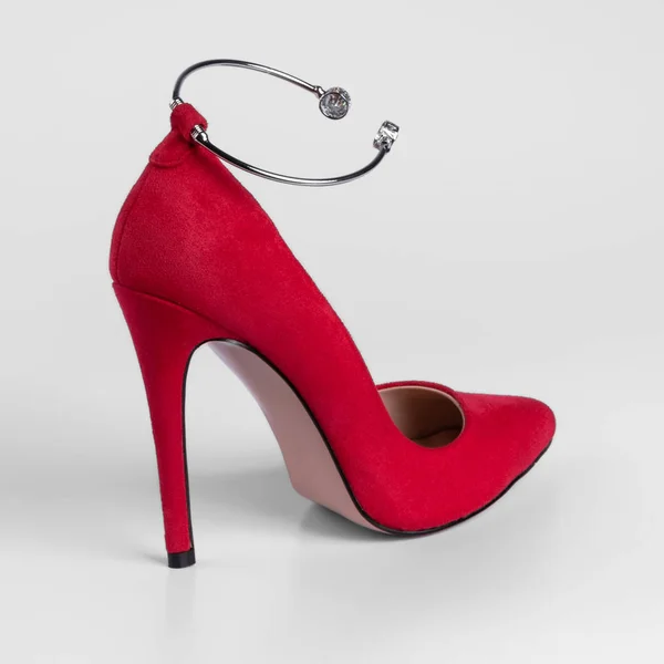 Women Red Suede Holiday High Heeled Shoe Decorative Metal Anklet — 图库照片