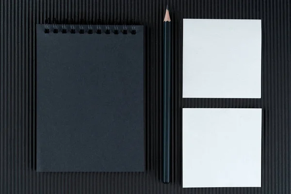 Cuaderno Negro Lápiz Dos Notas Blancas Sobre Fondo Cartón Ondulado — Foto de Stock