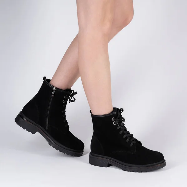 Demi Sezónní Samice Černé Kožené Boty Tkaničkou Modelových Nohách Natočené — Stock fotografie