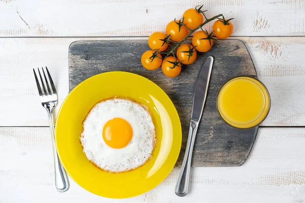 Spiegelei Auf Gelbem Teller Mit Orangensaft Und Kirschtomaten Leckeres Frühstück — Stockfoto