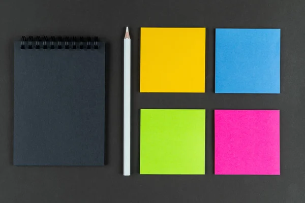 Cuaderno Negro Notas Multicolores Lápiz Blanco Sobre Fondo Negro Prepárense — Foto de Stock