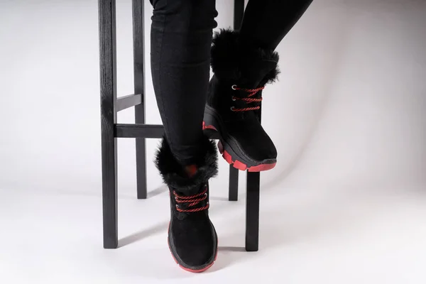 Černé Červené Měkké Semišové Dámské Teplé Zimní Boty Kožešinou Nohou — Stock fotografie