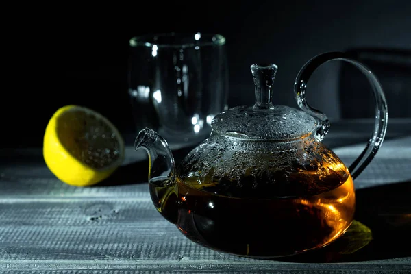Скляний Чайник Гарячим Свіжим Чорним Чаєм Лимоном Темному Фоні — стокове фото