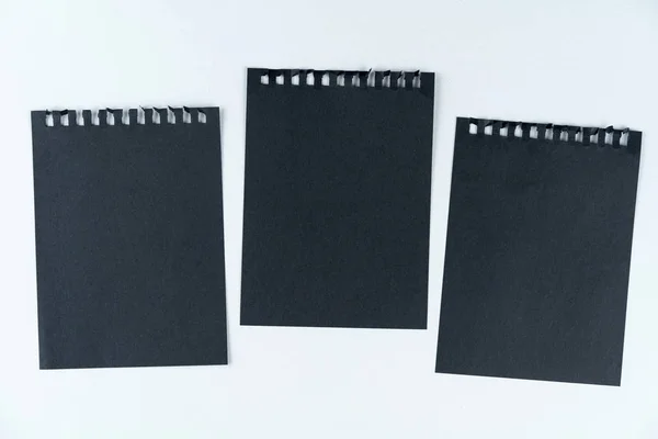 Tres Hojas Negras Cuaderno Encuentran Sobre Fondo Blanco Textura Del —  Fotos de Stock
