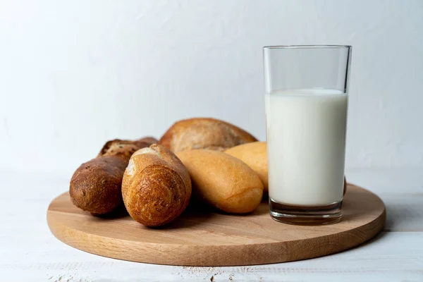 Vete Råg Och Multispannmålsbaguetter Med Mjölk — Stockfoto