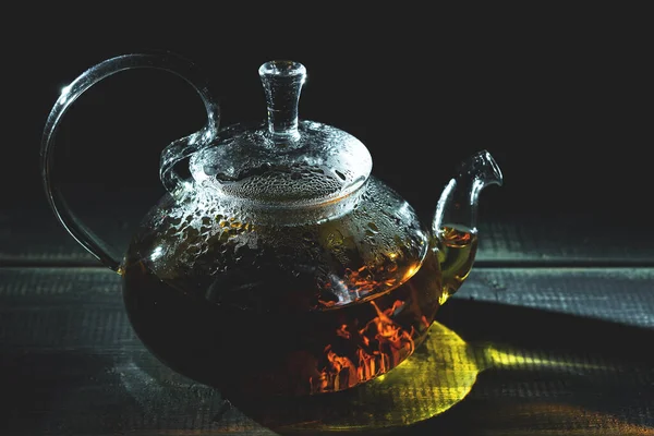 Стеклянный Чайник Горячим Свежим Черным Чаем Темном Фоне — стоковое фото