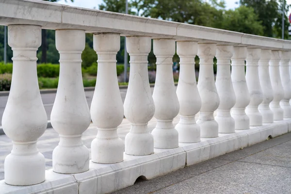 Grades Palácio Branco Com Adereços Soprados Bela Arquitetura Clássica Trilhos — Fotografia de Stock