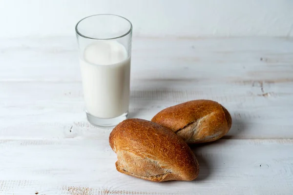 Minibaguetter Råg Med Mjölk Enkel Näringsrik Frukost — Stockfoto