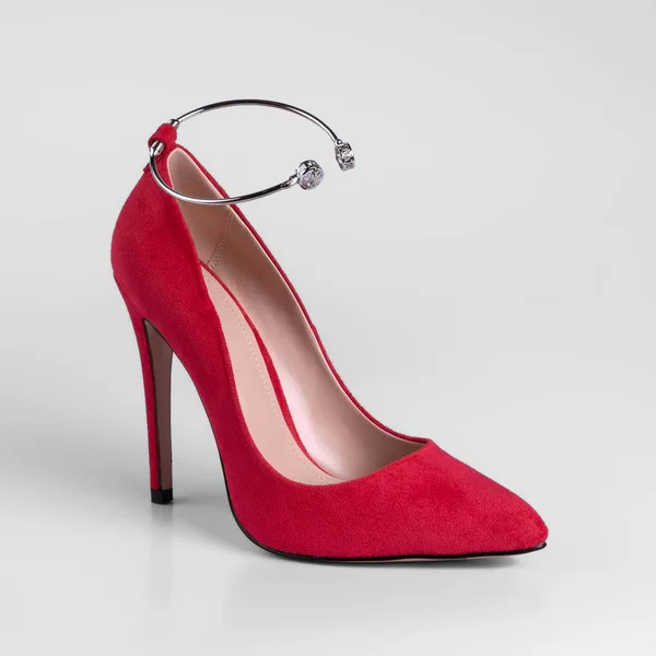 Women Red Suede Holiday High Heeled Shoe Decorative Metal Anklet — 图库照片
