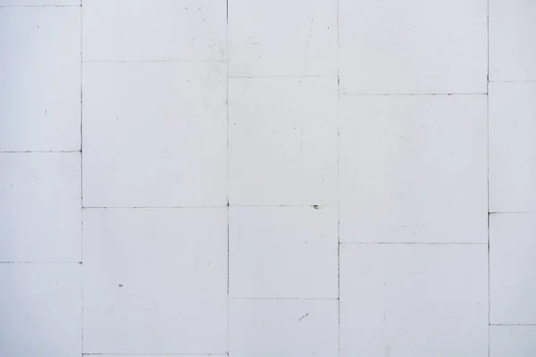 Düz kare panellerden beyaz arkaplan. Beyaz kare panellerden bir duvar. Boş salondaki beton duvarda boş kare posterler.,