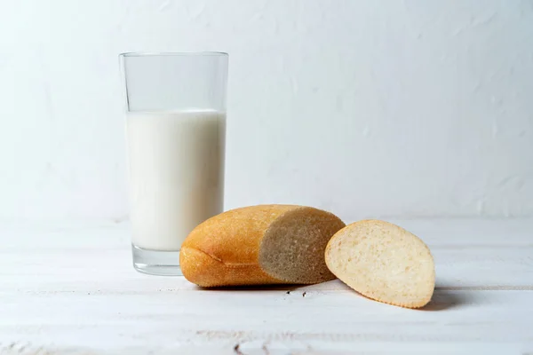 Potongan Baguette Gandum Mini Dengan Susu Sarapan Bergizi Sederhana — Stok Foto