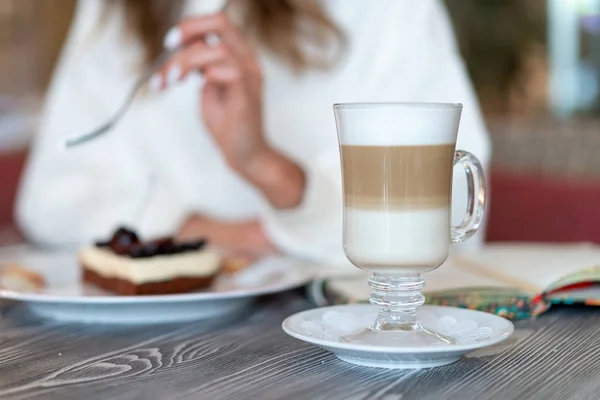 Latte Tiga Lapis Atas Meja Kafe Dan Cheesecake Ceri Latar — Stok Foto