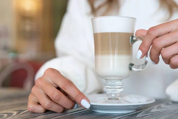 Gadis Memegang Gelas Kopi Latte Tangan Tiga Lapis Latte — Stok Foto