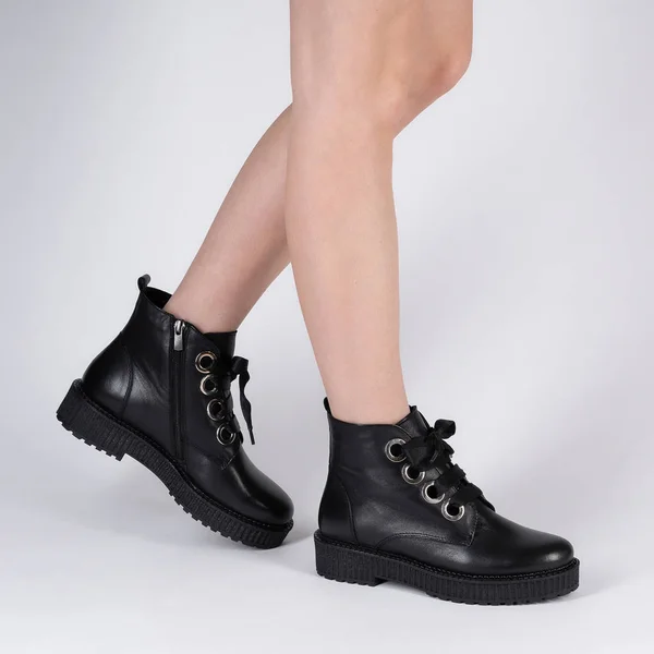 Demi Sazonal Sapatos Couro Preto Feminino Com Atadura Pernas Modelo — Fotografia de Stock