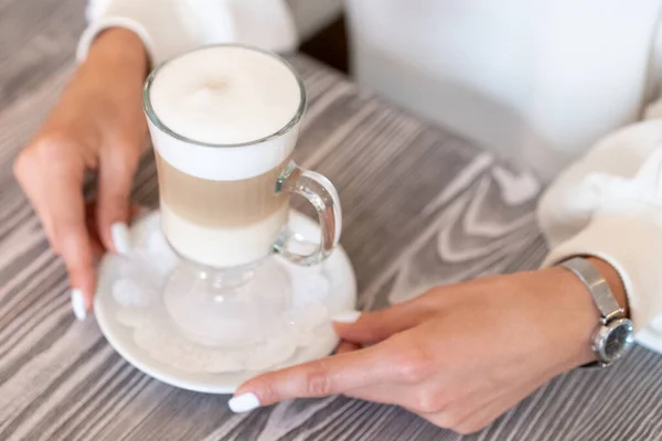 Gelas Kopi Latte Yang Lezat Gadis Sedang Mempersiapkan Diri Untuk — Stok Foto
