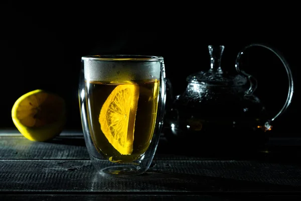 Гарячий Свіжий Чорний Чай Лимоном Прозорій Теплій Чашці Скляний Чайник — стокове фото