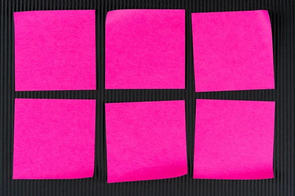 Seis Notas Rosadas Sobre Cartón Ondulado Negro Concepto Recordatorio Para — Foto de Stock