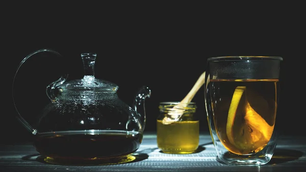 Heißer Schwarzer Tee Mit Zitronenscheibe Transparentem Thermomug Und Honig Teekanne — Stockfoto