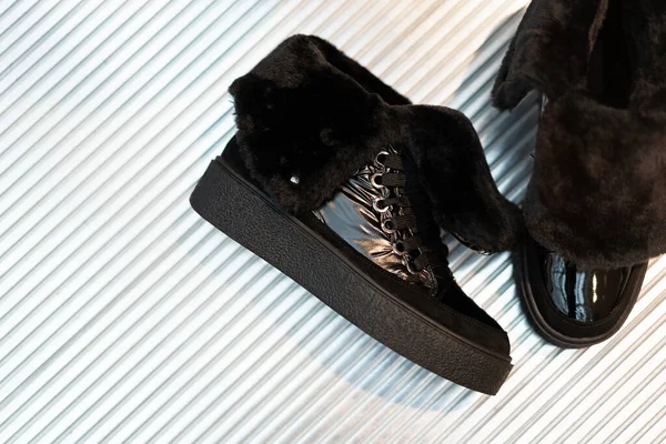 Μαύρο Γούνα Μπότες Χειμώνα Δίπλωμα Ευρεσιτεχνίας Δέρμα Βρίσκονται Στα Σκαλιά — Φωτογραφία Αρχείου