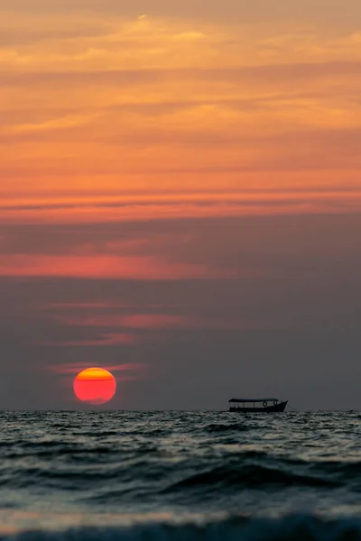 Zachód Słońca Nad Oceanem Indyjskim Słońce Jest Nisko Nad Oceanem — Zdjęcie stockowe