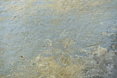 Eski gri beton duvar dokusu. Gri pürüzsüz alçı, eğimli arka plan. beton duvar - açığa çıkan beton