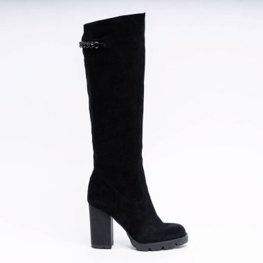 Ilık kürklü siyah nubukadan yapılmış şık bir kış botu. Beyaz arkaplanda. 