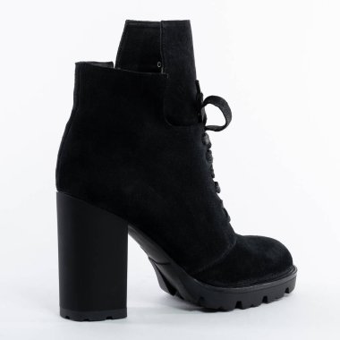 Klasik siyah süet, dantelli yarı ayak bileği çizmesi.