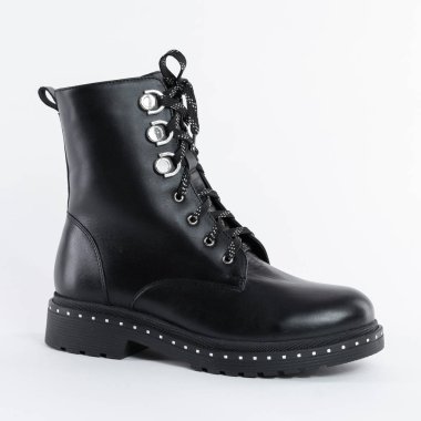 beyaz arka planda dantelli yarı siyah kadın yarı sezon çizmesi